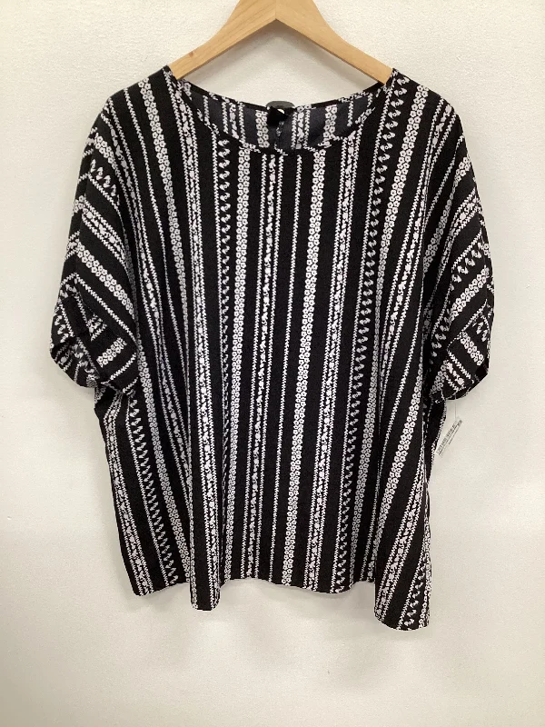 Top Short Sleeve By Clothes Mentor In Black & White, Size: 3x